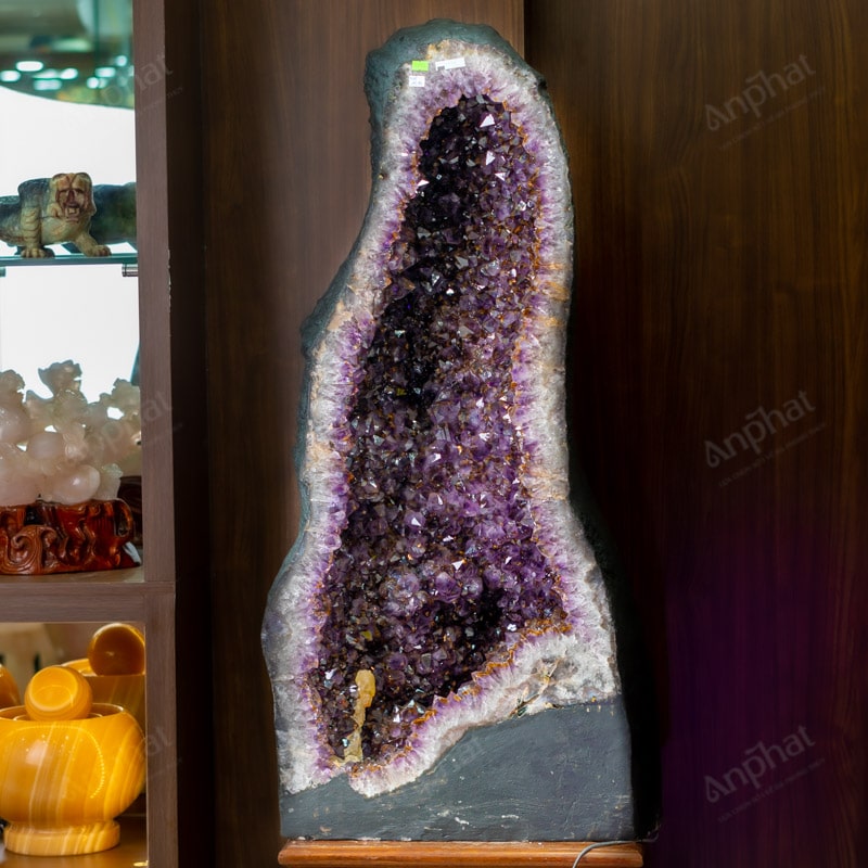 Hốc thạch anh tím (Amethyst geode) là một dạng thạch anh nổi bật với màu tím đặc trưng