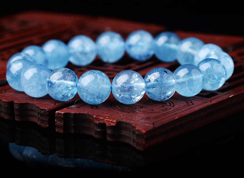 Màu xanh dịu mát của Aquamarine được cho là mang lại cảm giác yên bình, giúp xoa dịu căng thẳng và cân bằng cảm xúc