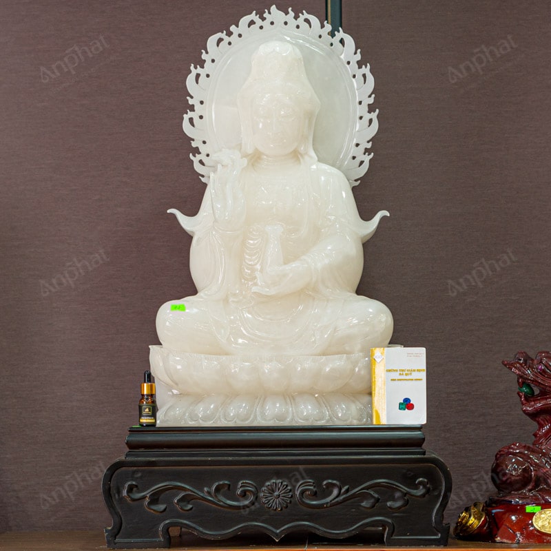 Tượng Quan Thế Âm Bồ Tát bằng đá là biểu tượng của lòng từ bi