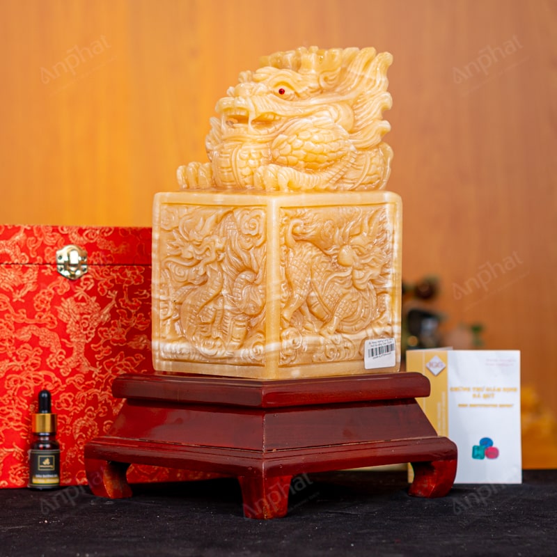 Ấn Rồng giúp kích hoạt vận may về tài chính, hỗ trợ sếp nữ đưa ra các quyết định sáng suốt