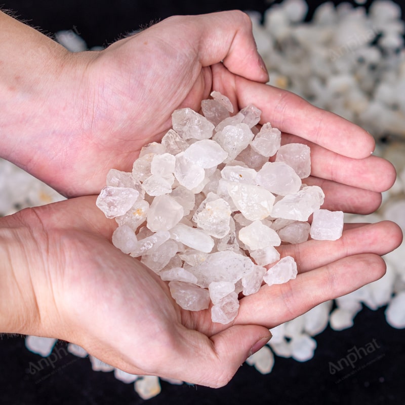 Đá thạch anh trắng có màu sắc trong suốt hoặc trắng đục