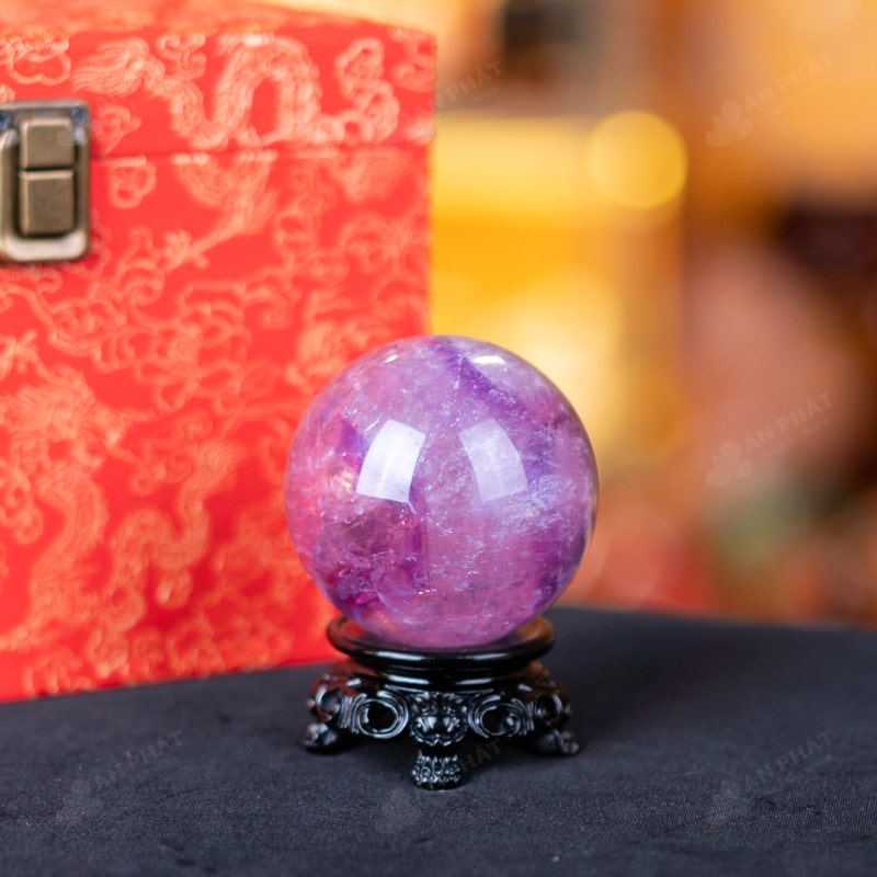 Quả cầu thạch anh tím là biểu tượng bình yên