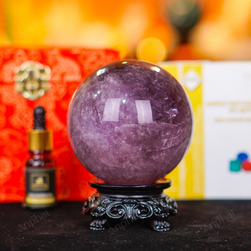 Quả cầu thạch anh tím chứa đựng nhiều tác dụng phong thủy to lớn